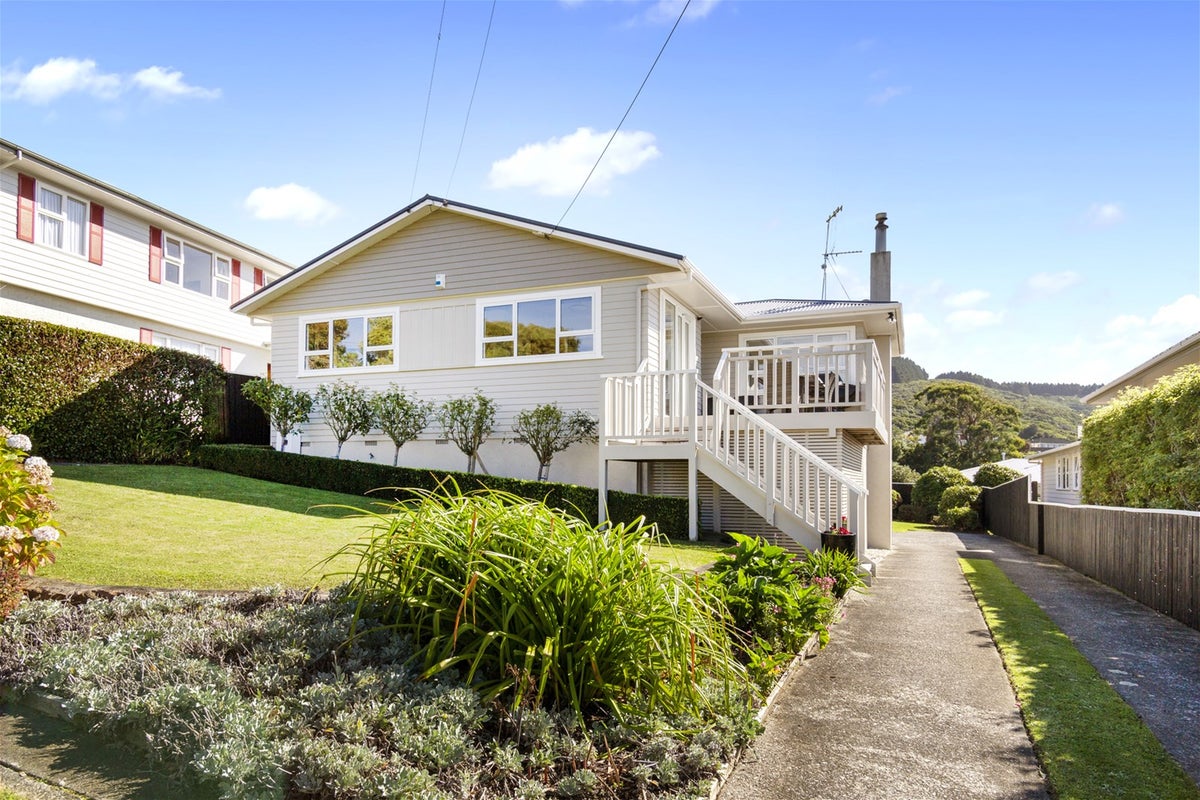 22 Saint Edmund Crescent, Tawa, Wellington - Carousel 1