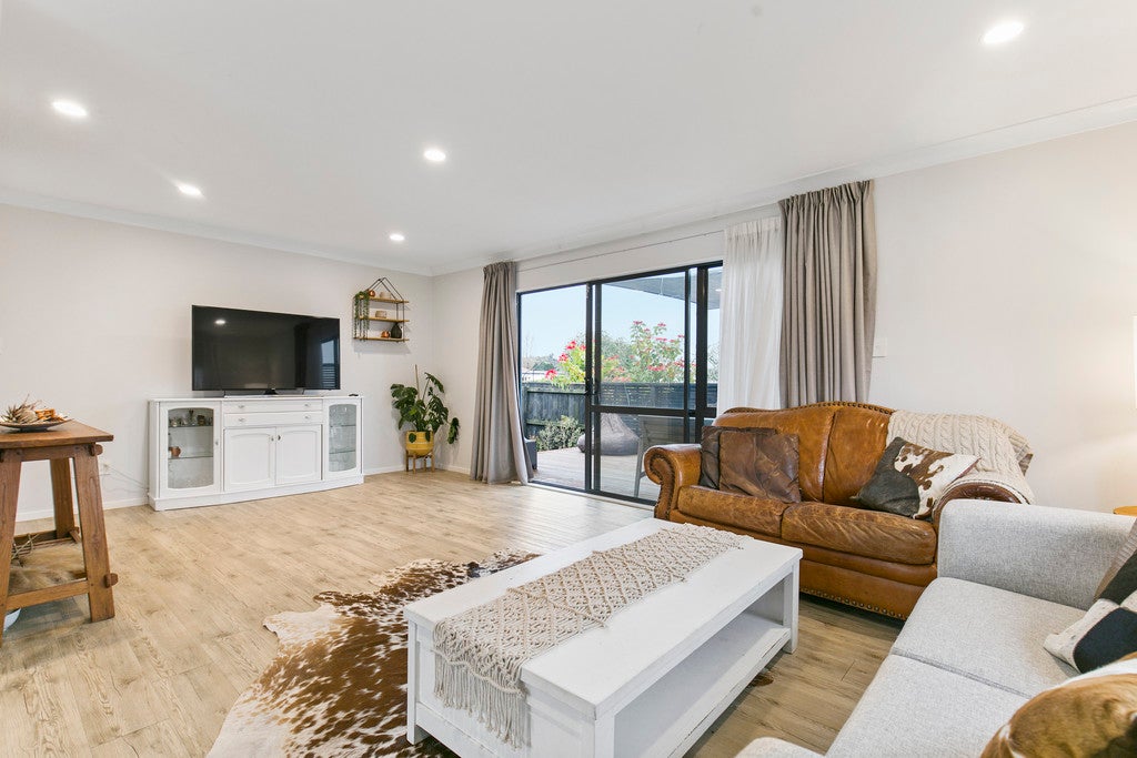 8A WATERVIEW RD, FAVONA, AUCKLAND - Carousel 1