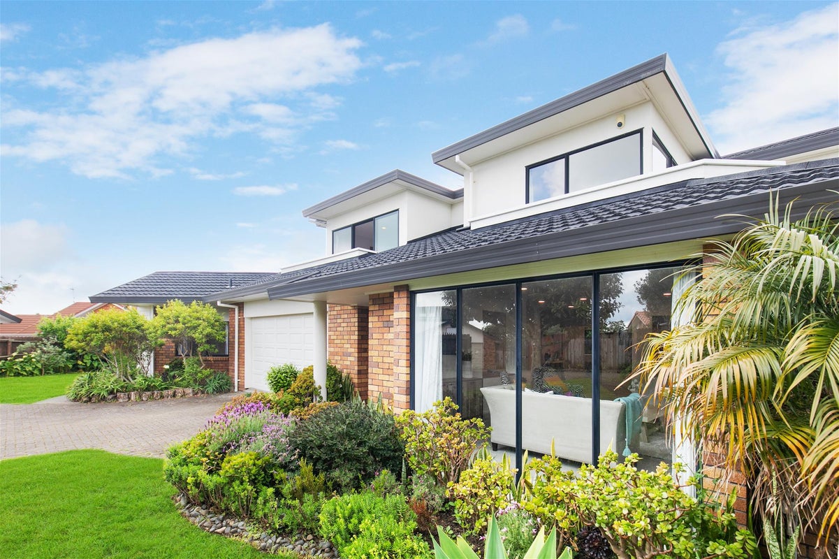 8 Gillard Place, Eastern Beach, Auckland - Carousel 2