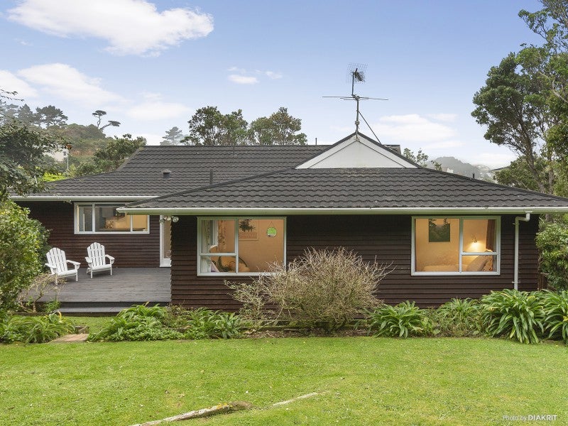 11 Epping Grove, Karori, Wellington - Carousel 1