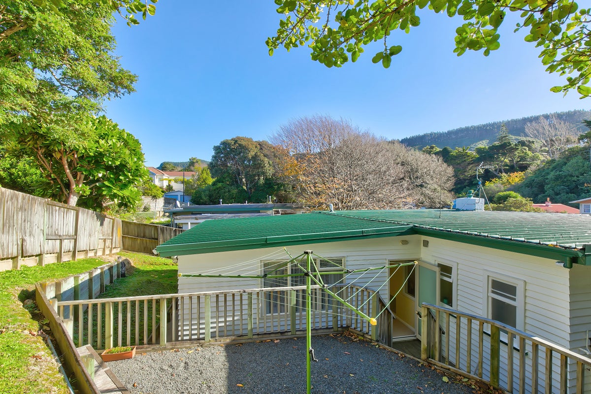 1/15 Lincoln Avenue, Tawa, Wellington - Carousel 13