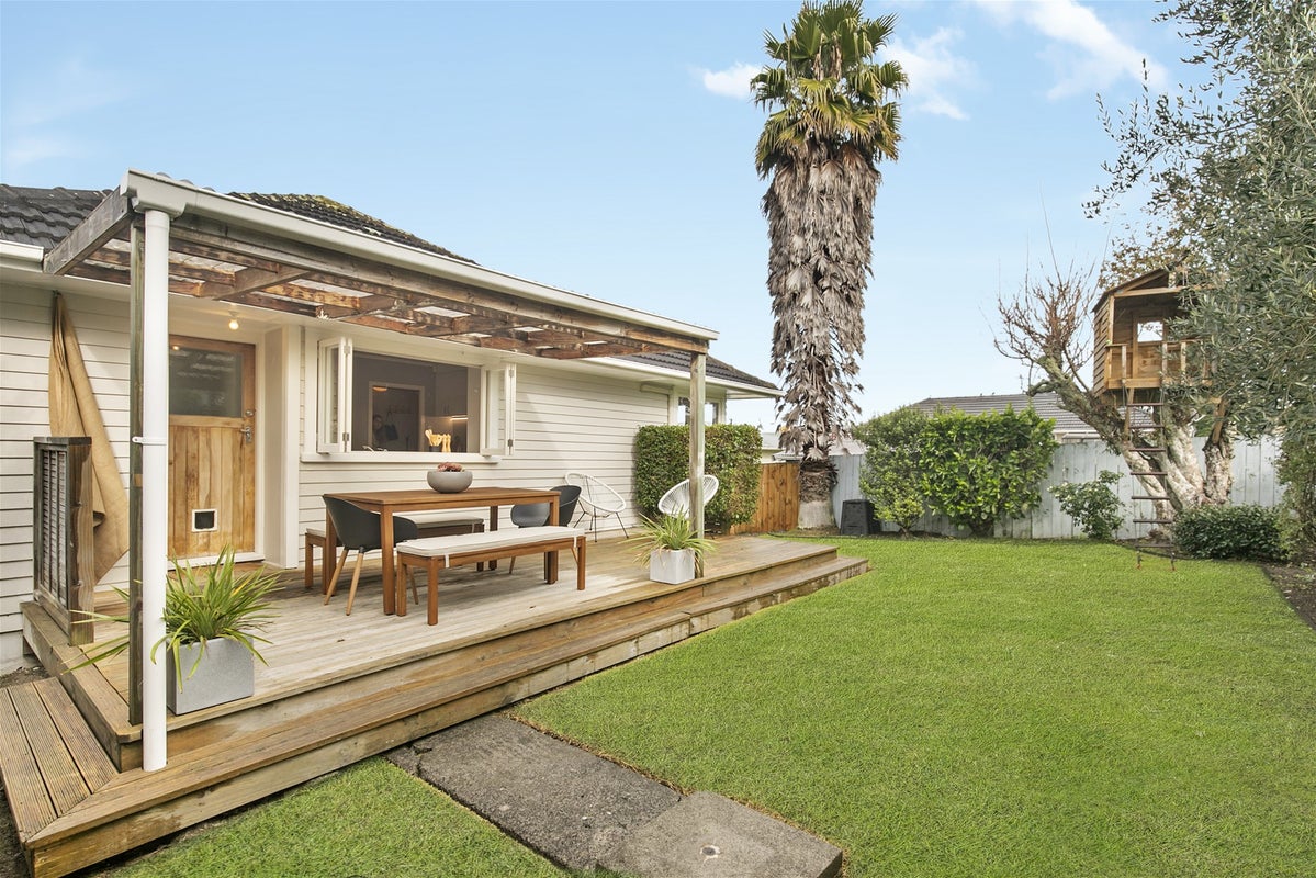 17 Kotuku Street, Te Atatu Peninsula, Auckland - Carousel 2