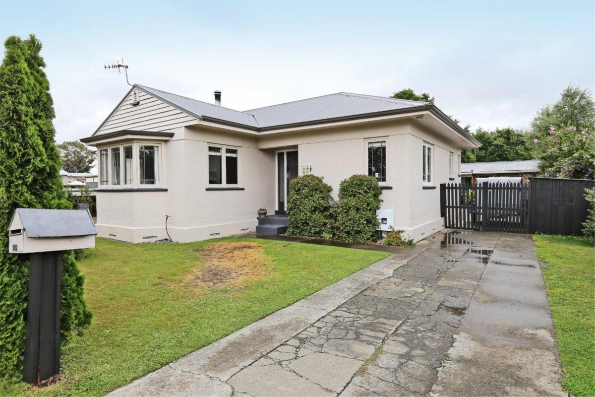 1002 Willowpark Road North, Mayfair, Hastings - Carousel 1