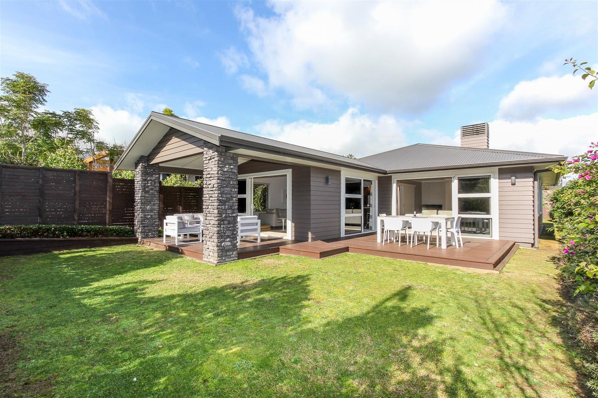 15 Adam Lile Drive, Highlands Park, New Plymouth - Carousel 1