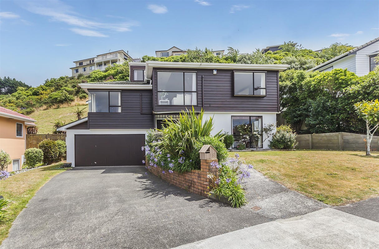 18 Ordley Grove, Tawa, Wellington - Carousel 2