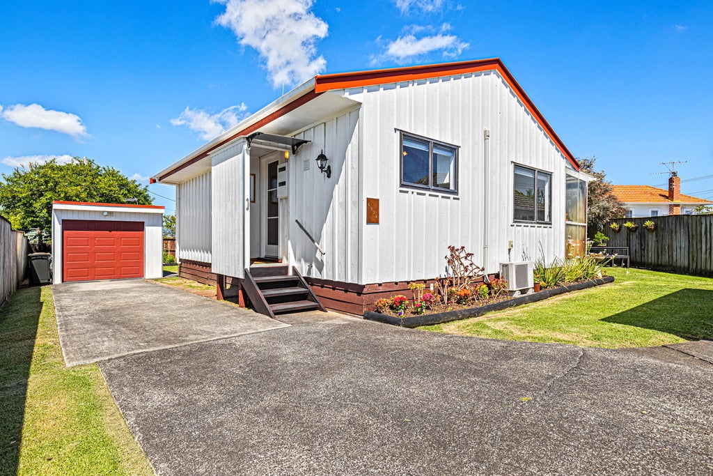 2/692 Te Atatu Road, Te Atatu Peninsula, Auckland - Carousel 1
