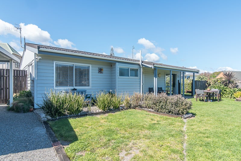 82 Field Way, Waikanae Beach, Waikanae - Carousel 1