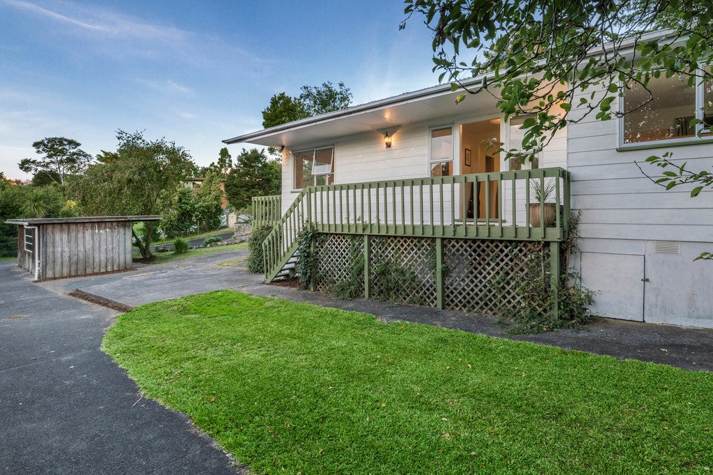 130 Cliff View Drive, Green Bay, Auckland - Carousel 1
