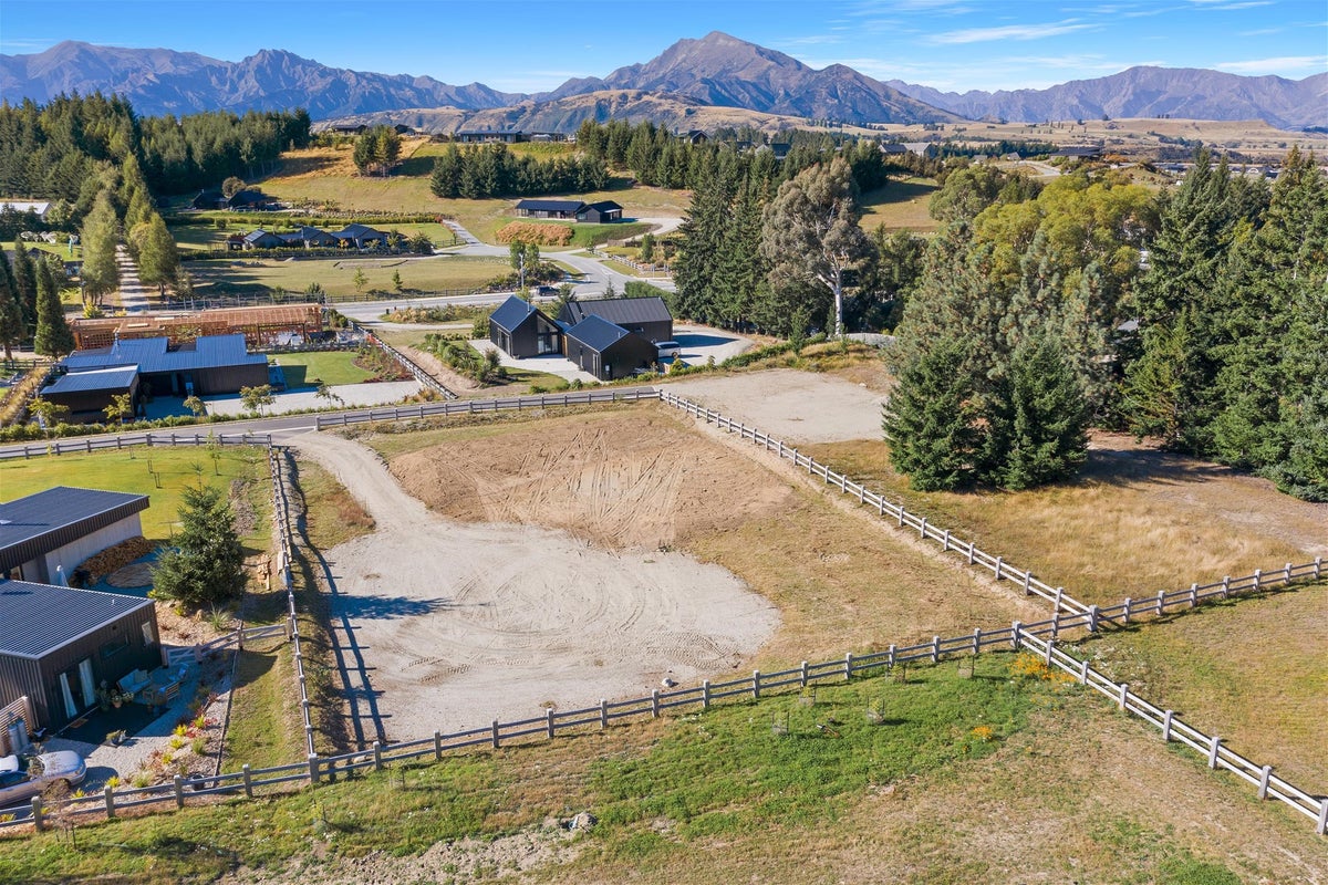 7 Mcrae Rise, Wanaka - Carousel 1