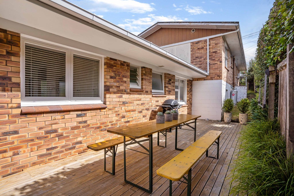 2/8 Rewa Road, Three Kings, Auckland - Carousel 2