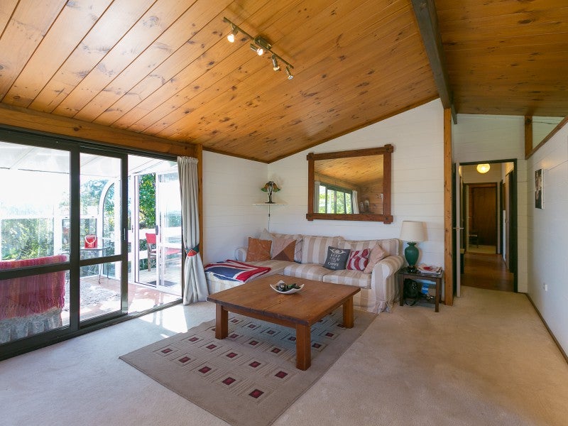 4 Lindaver Grove, Merrilands, New Plymouth - Carousel 2