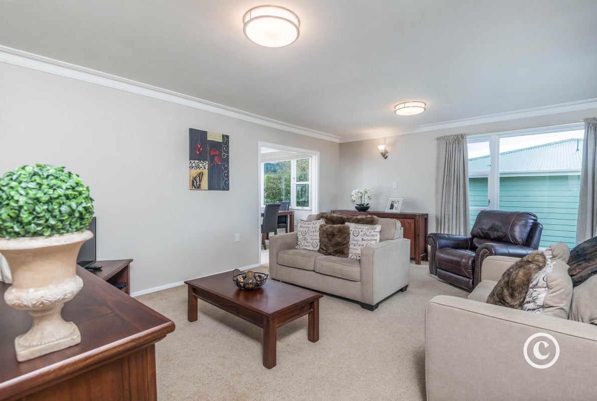 8 St Edmund Crescent, Tawa, Wellington - Carousel 2