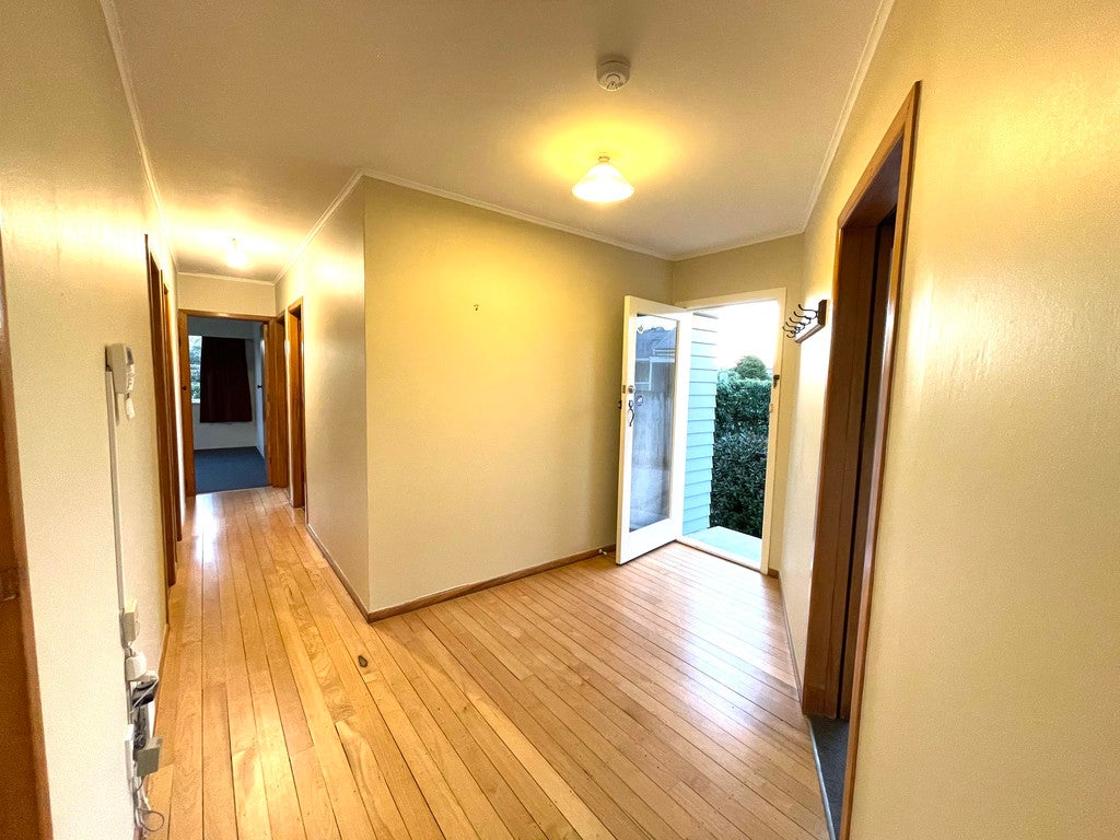12 Defoe Avenue, Hillcrest, Hamilton - Carousel 2