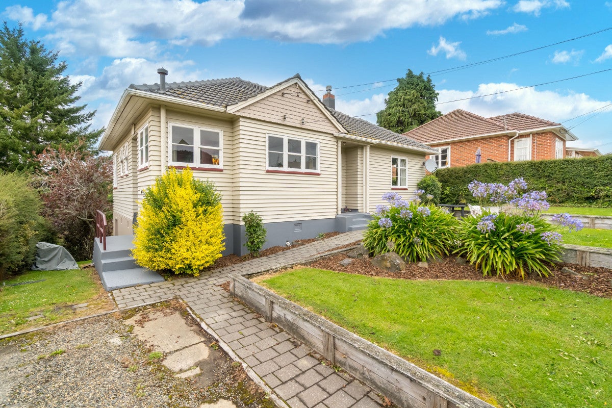 6 Holyrood Avenue, Wakari, Dunedin - Carousel 1
