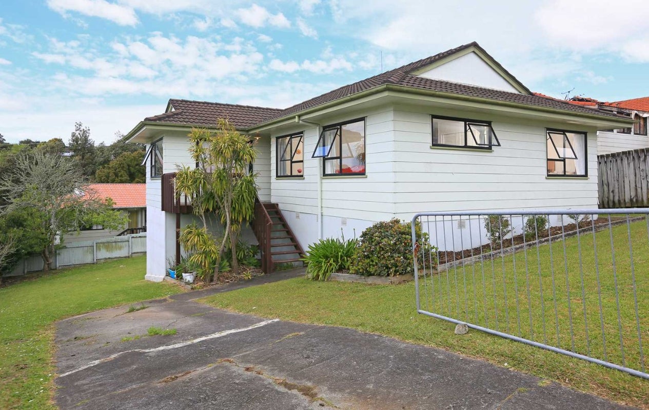4 Landsdale Place, Massey, Auckland - Carousel 1