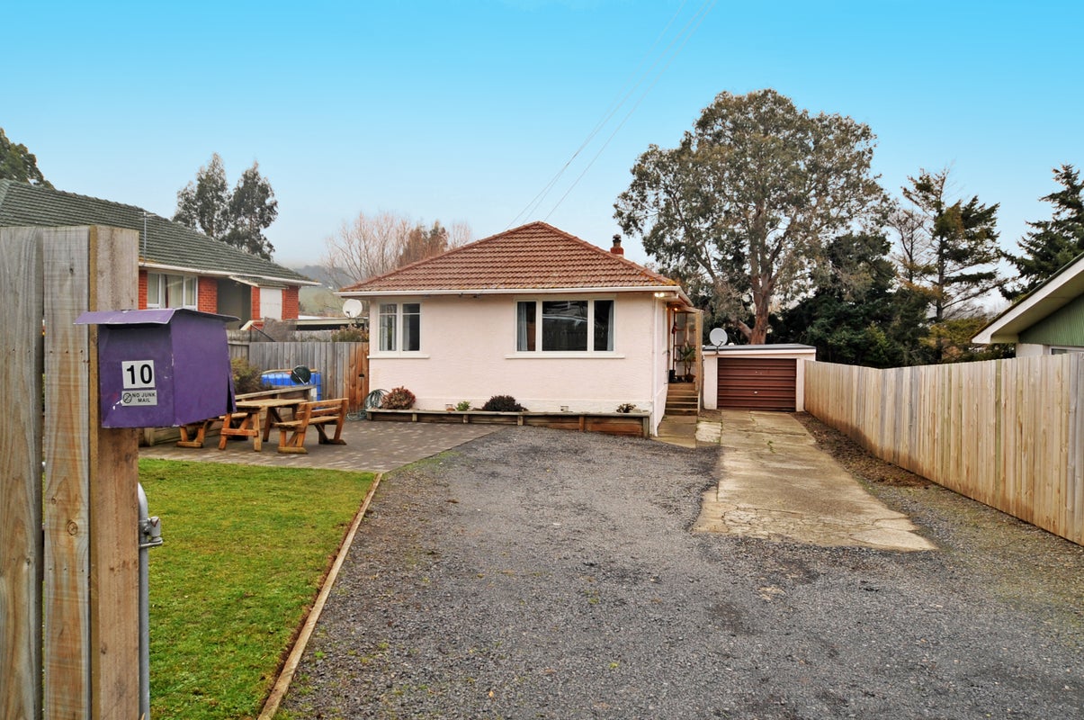 10 Waldron Crescent, Green Island, Dunedin - Carousel 1