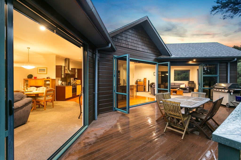 11G Longfellow Parade, Titirangi, Waitakere - Carousel 2