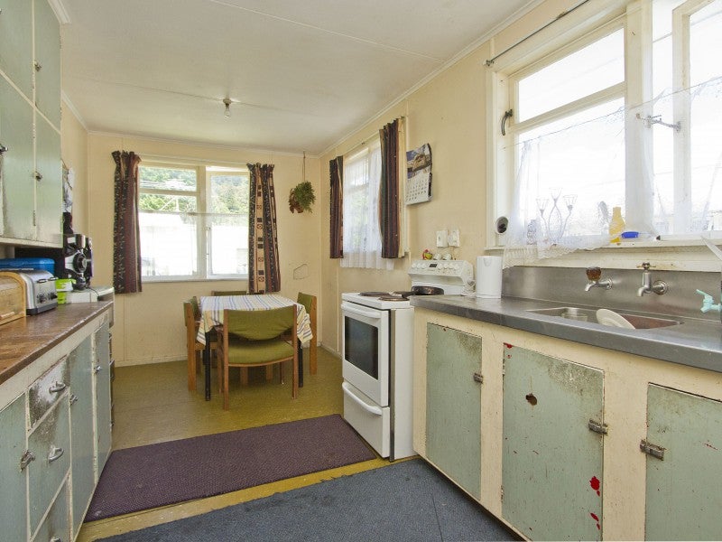 16 Young Grove, Stokes Valley, Lower Hutt - Carousel 2
