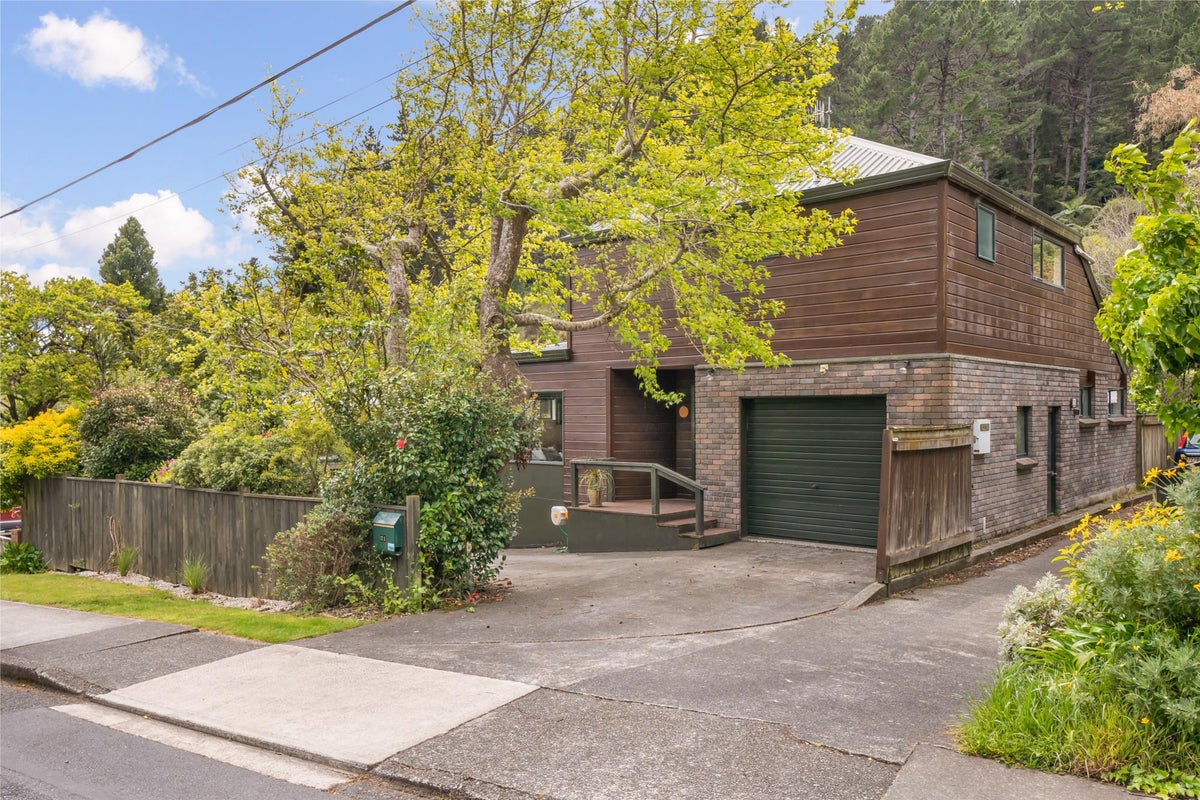 21 Elmslie Road, Pinehaven, Upper Hutt - Carousel 1