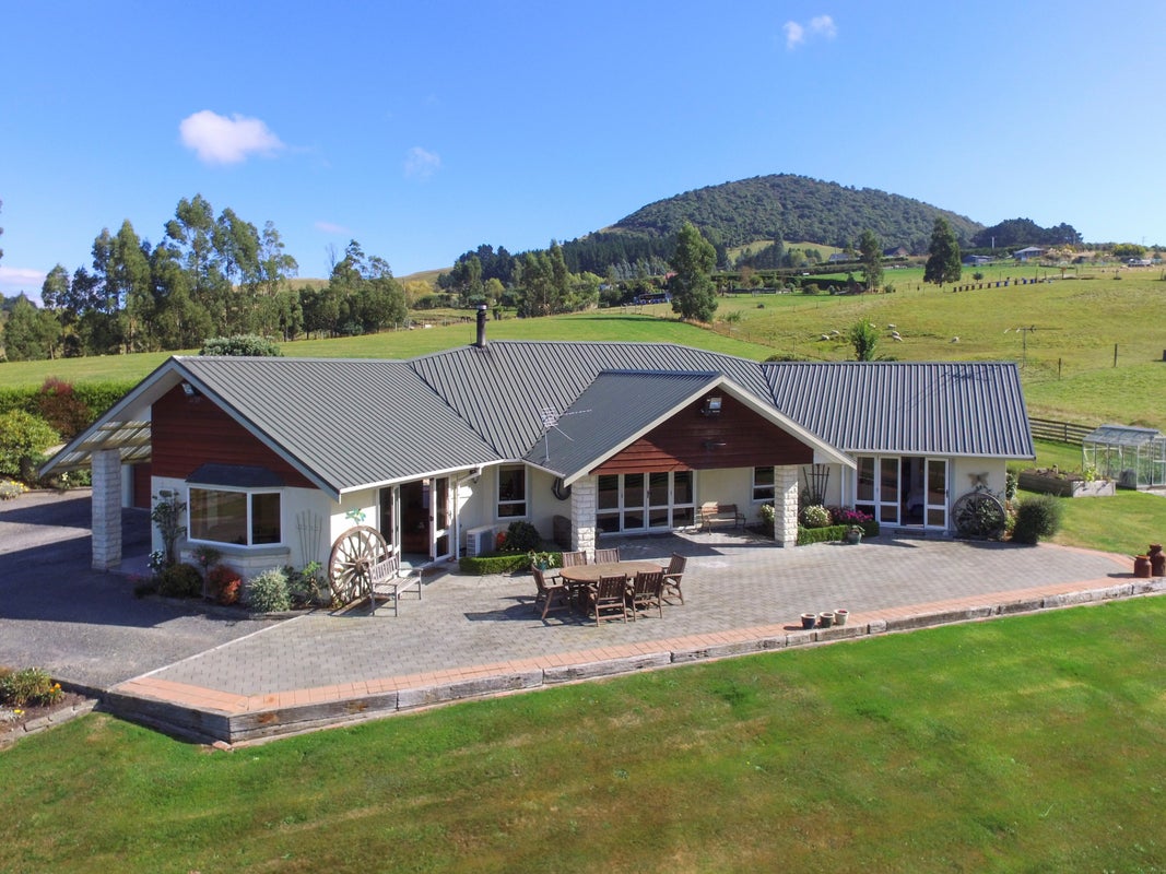 157 McMaster Road, Saddle Hill, Dunedin - Carousel 1