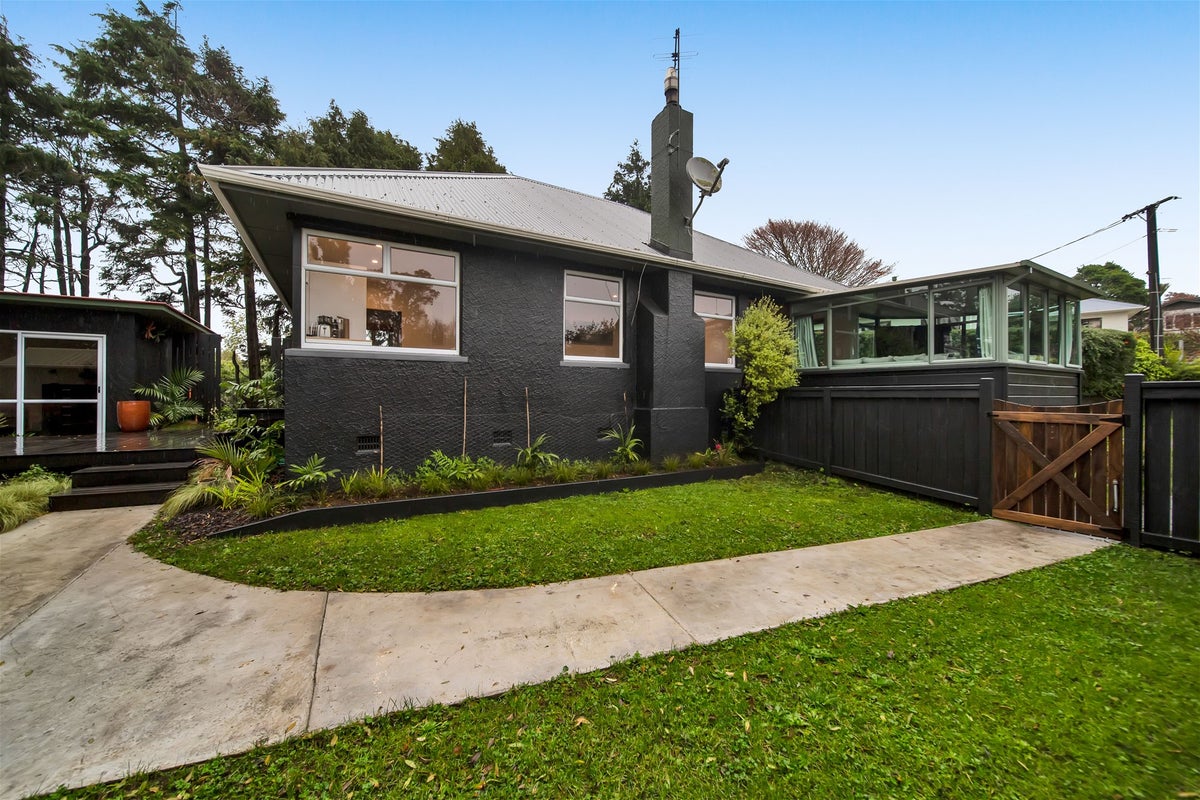 87 Paynters Avenue, Strandon, New Plymouth - Carousel 1