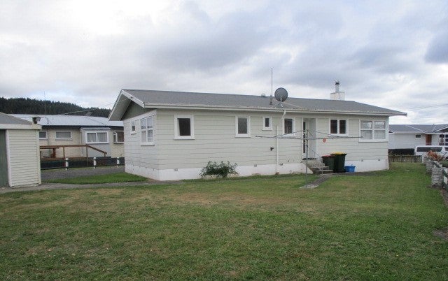 12 Fenruss Street, Fairy Springs, Rotorua - Carousel 2