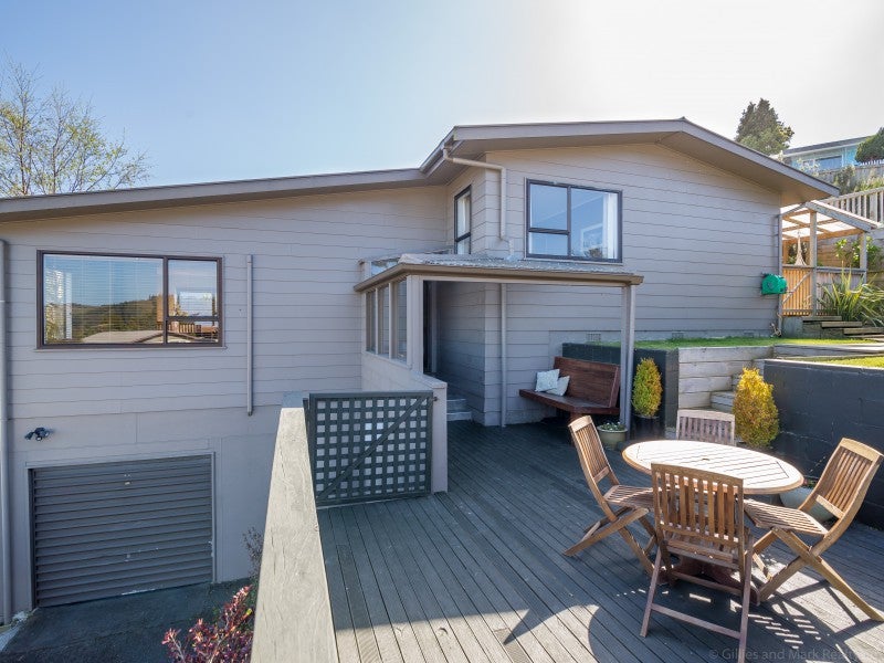 27 Vista Crescent, Maoribank, Upper Hutt - Carousel 1