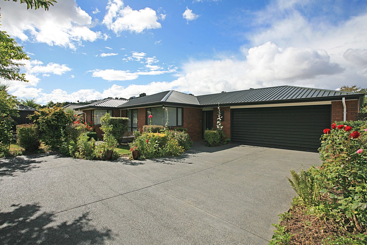 2/11 Kowhai Terrace, Saint Martins, Christchurch - Carousel 1