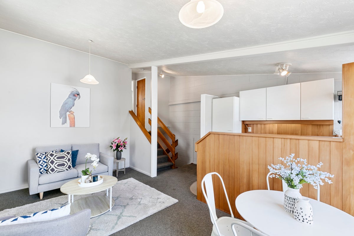 9/23 Collins Avenue, Tawa, Wellington - Carousel 2