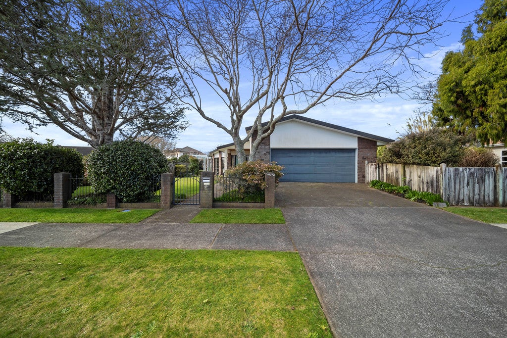 11 Kinross Drive, Merrilands, New Plymouth - Carousel 1