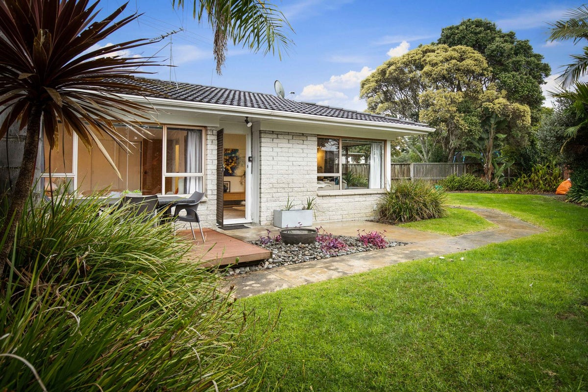 1/18 Montmere Avenue, Te Atatu Peninsula, Auckland - Carousel 1