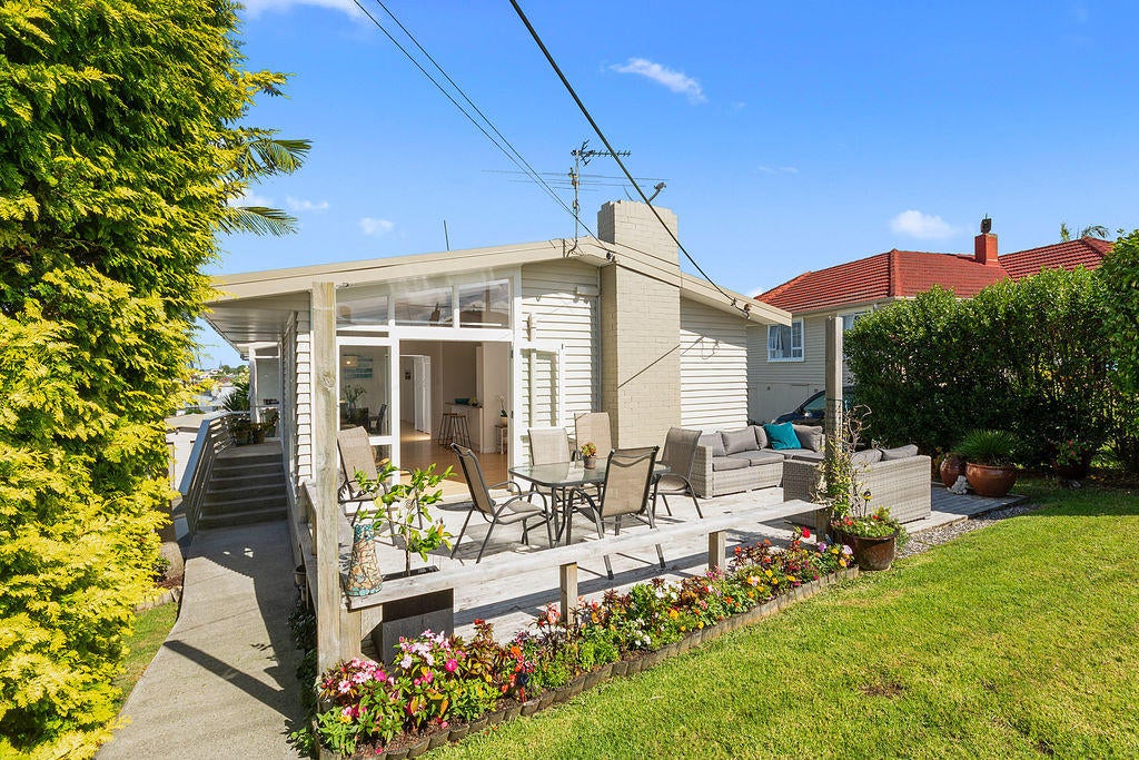 11 Tiroroa Avenue, Te Atatu South, Auckland - Carousel 2