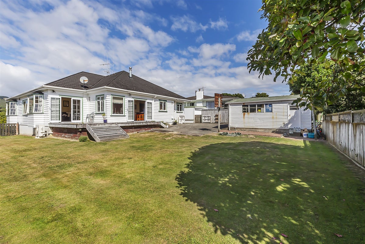 8 Ngatitoa Street, Tawa, Wellington - Carousel 1