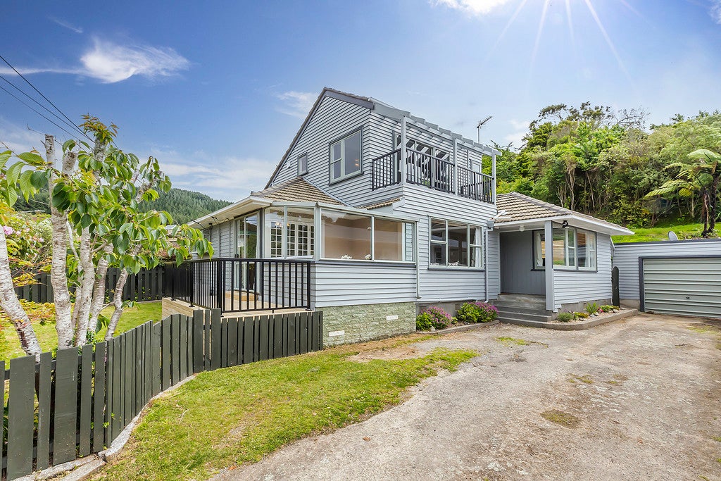 100 Redwood Avenue, Tawa, Wellington - Carousel 1