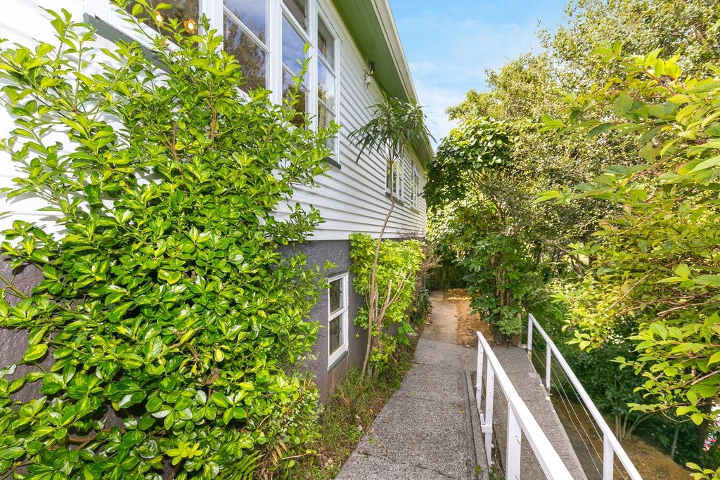 1 Wavell Street, Karori, Wellington - Carousel 1