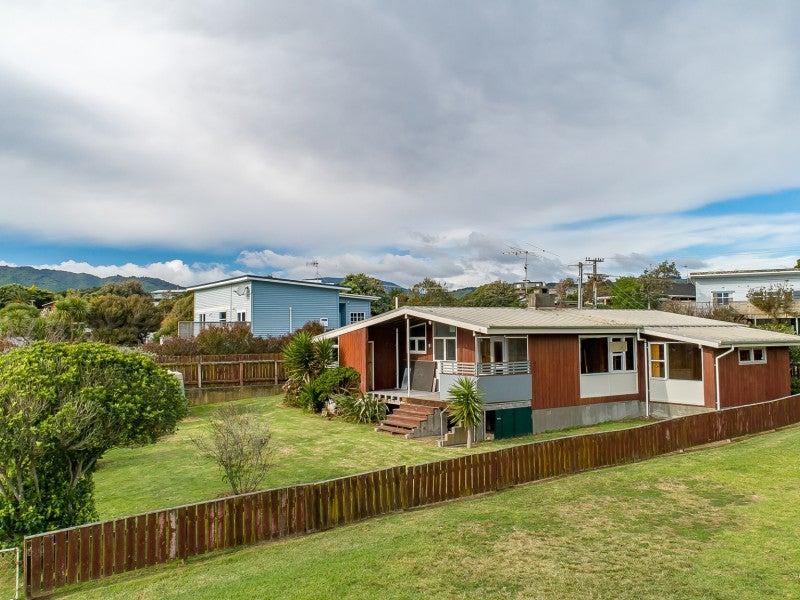 9 Queens Road, Waikanae Beach, Waikanae - Carousel 2