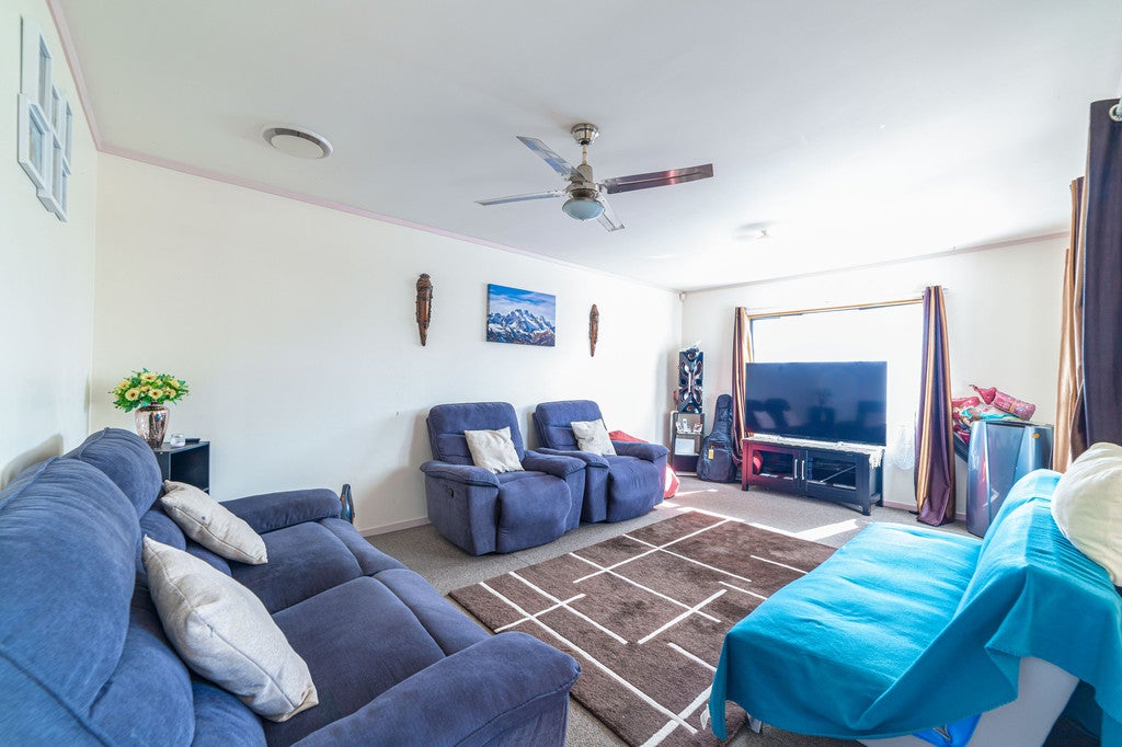 2/93 Aviemore Drive, Highland Park, Auckland - Carousel 1