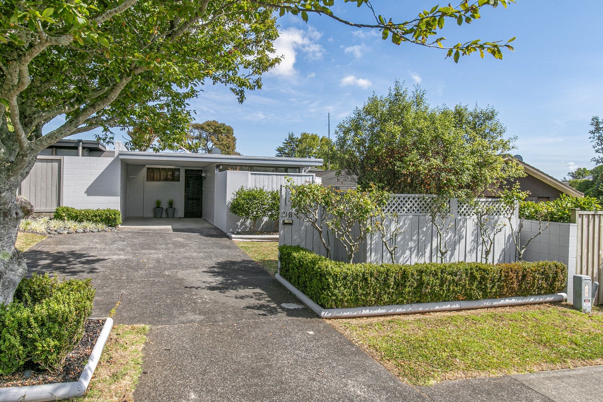2/21 Prince Regent Drive, Half Moon Bay, Auckland - Carousel 1
