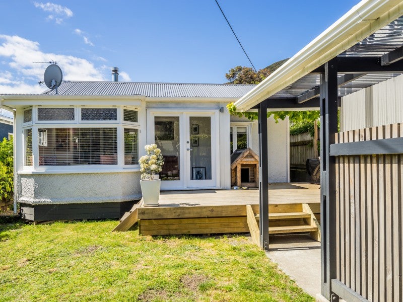 3 Matipo Street, Eastbourne, Lower Hutt - Carousel 1