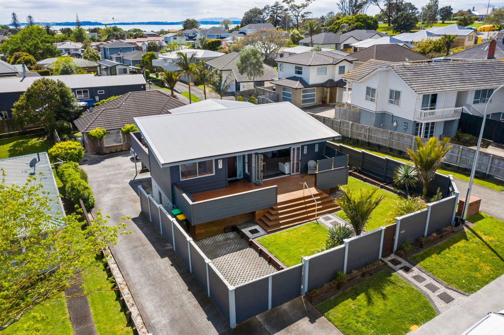 13 Rodney Street, Howick, Auckland - Carousel 1