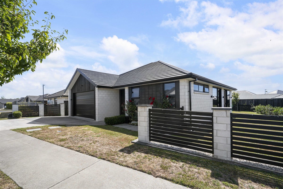29 Keston Crescent, Flagstaff, Hamilton - Carousel 1