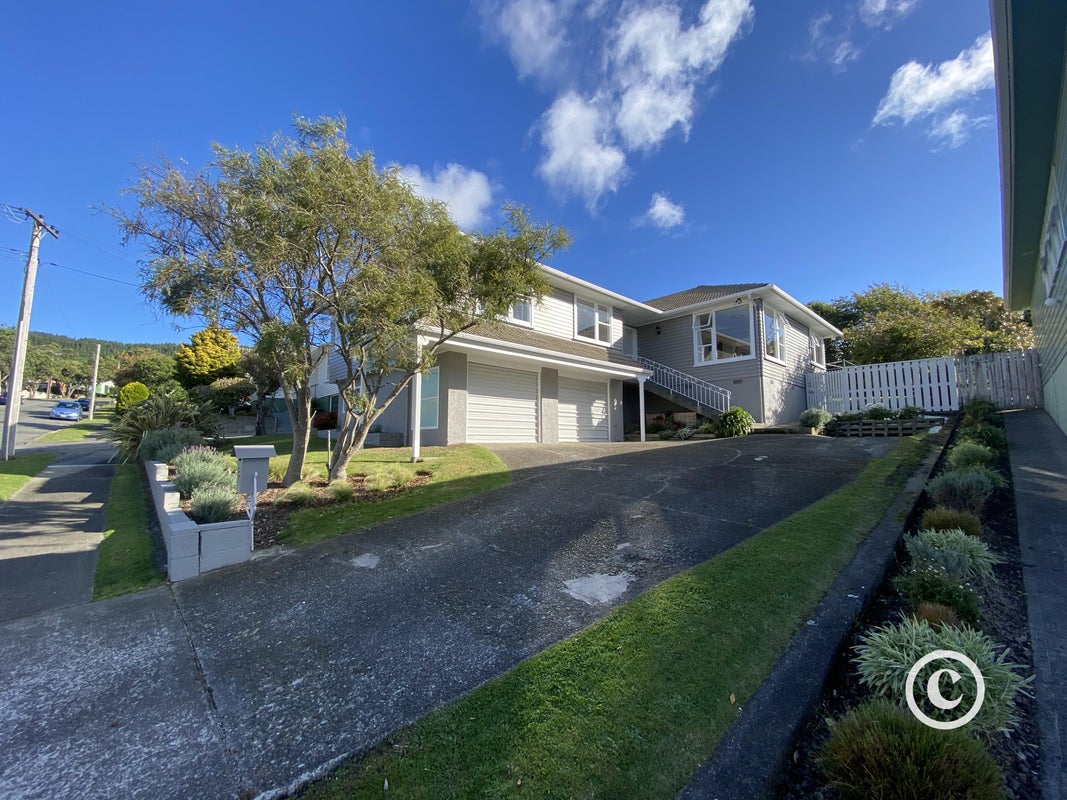 8 St Edmund Crescent, Tawa, Wellington - Carousel 1