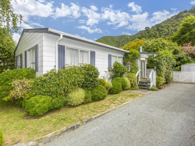 35 Hartford Crescent, Totara Park, Upper Hutt - Carousel 1