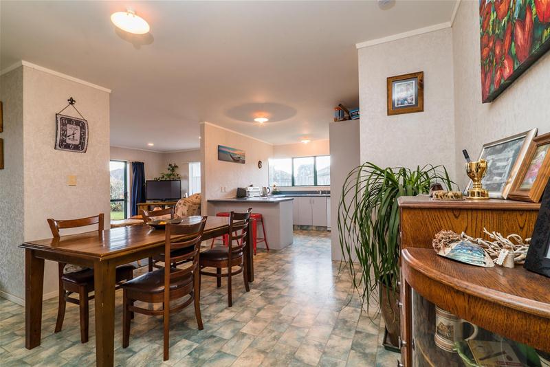 11 Larisa Grove, Papamoa Beach, Papamoa - Carousel 2