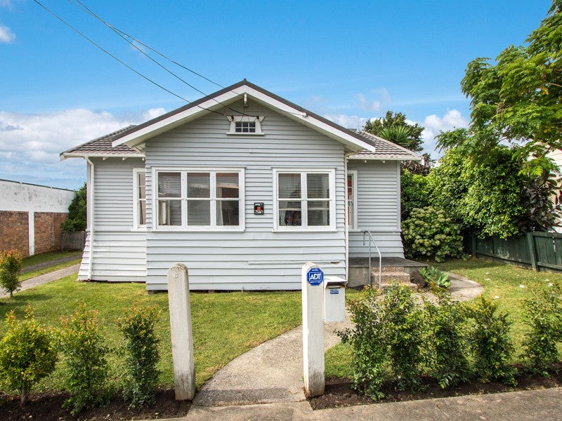 8 Smale Street, Point Chevalier, Auckland - Carousel 1
