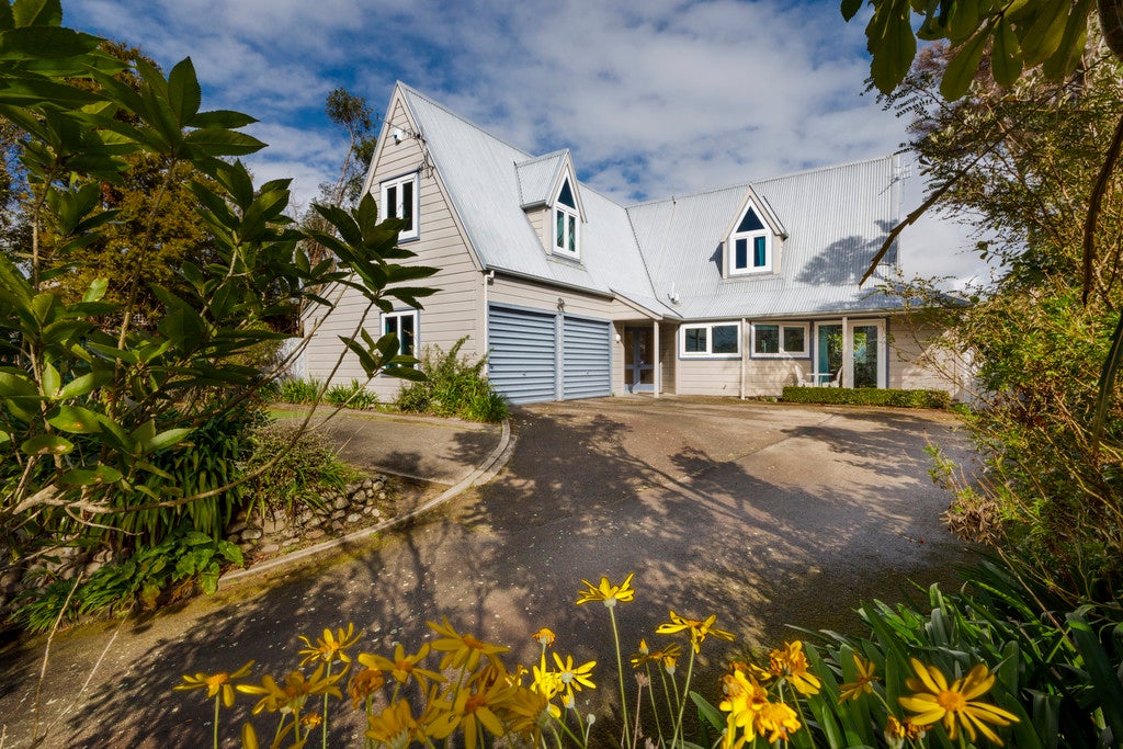 27 Springdale Grove, Fitzherbert, Palmerston North - Carousel 2