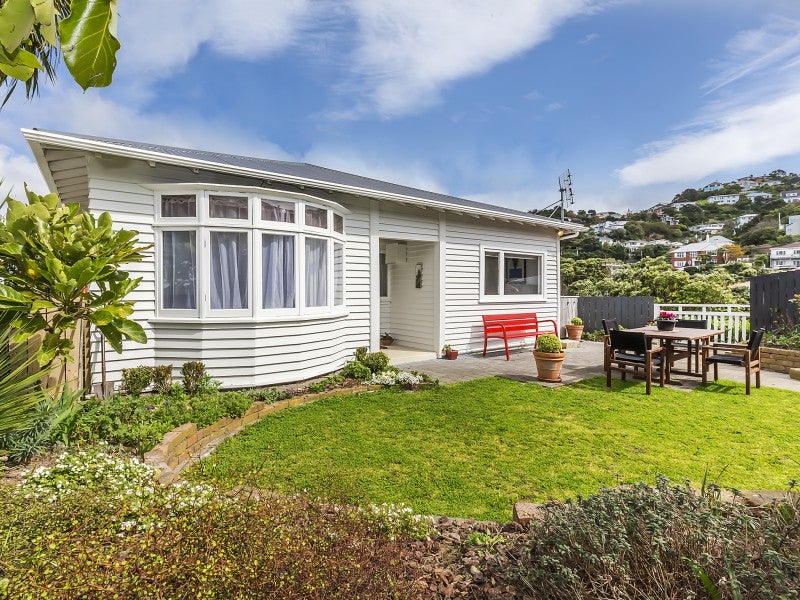 16 Arawa Road, Hataitai, Wellington - Carousel 1