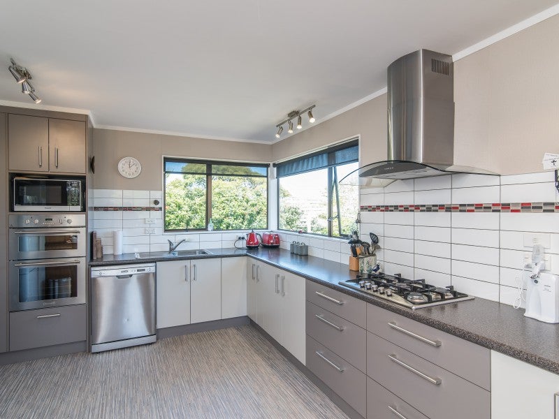 16 Nugget Grove, Raumati Beach, Paraparaumu - Carousel 2