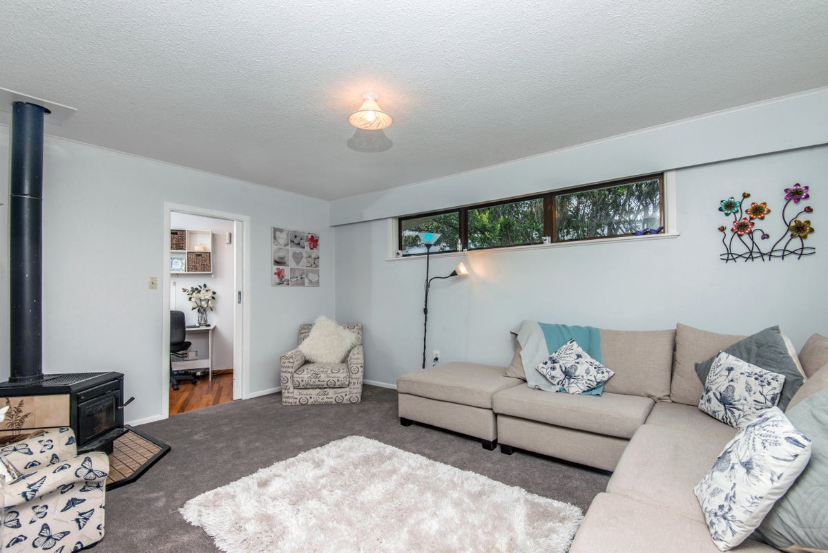 10 Beazley Avenue, Paparangi, Wellington - Carousel 2