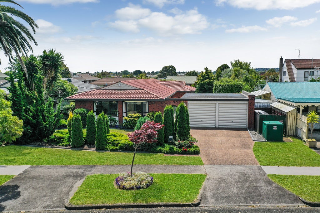 49 Walter Strevens Drive, Conifer Grove, Takanini - Carousel 1